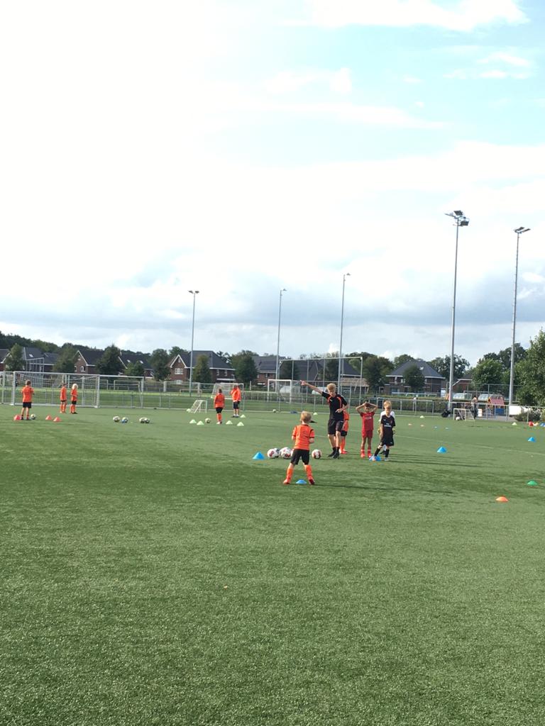 voetbalimpuls's tweet photo. En we zijn weer begonnen! Training 1 van de 10 wekelijkse cyclus! Het was weer een mooie voetbaldag. Gelukkig mogen we nog 9 keer #techniek #plezier #lekkervoetballen https://t.co/MoXESEJ6X3