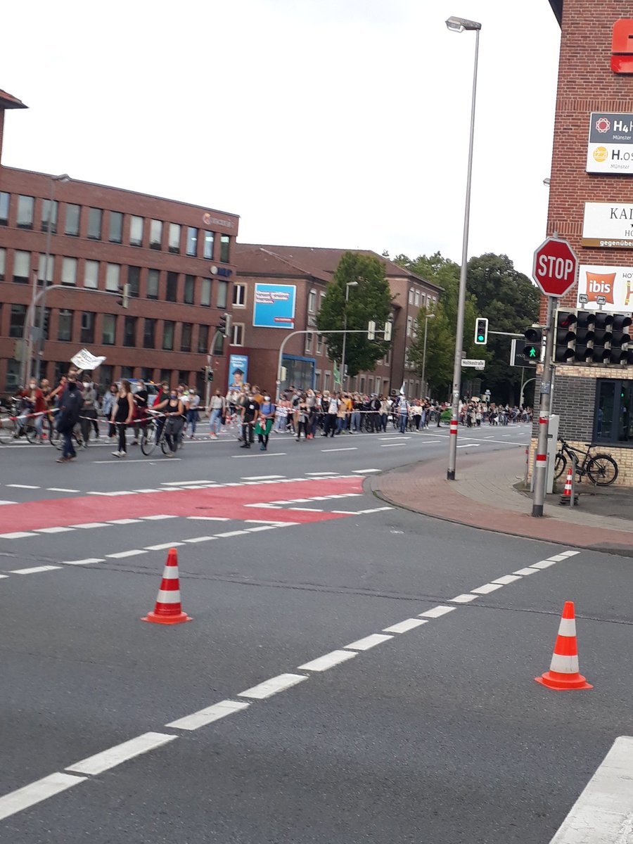 StudentsFF_MS's tweet image. Rund 1300 Menschen sind heute den Aufruf von @FFF_Muenster
gefolgt und für mehr #Klimaschutz auf die Straße gegangen. Wir als #StudentsForFuture #Münster waren natürlich mit dabei. 

#UnsereZukunftDeineWahl #MuensterKlimawahl2020 #FridaysForFuture #NRWWähltKlima