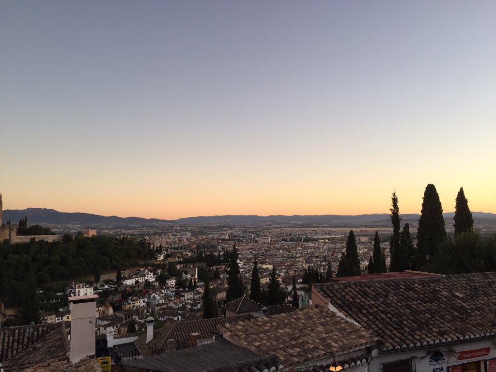 carloseando's tweet photo. Estoy viendo las fotos que hice en Granada y os juro que esta ciudad no necesita filtros. Tiene un gran encanto y es preciosa tal y como es, con sus calles estrechas, sus cuestas empedradas y sus Cármenes. No sabía que era posible enamorarse de una ciudad hasta que pisé Granada. https://t.co/RU6k49bdF9