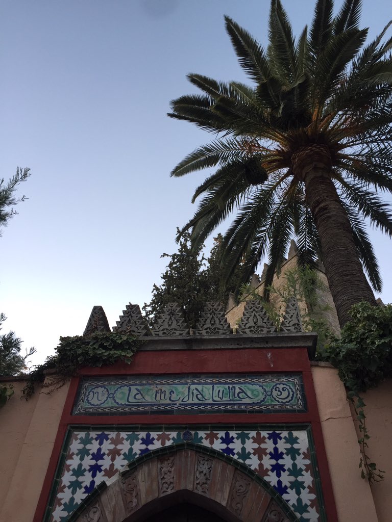 carloseando's tweet photo. Estoy viendo las fotos que hice en Granada y os juro que esta ciudad no necesita filtros. Tiene un gran encanto y es preciosa tal y como es, con sus calles estrechas, sus cuestas empedradas y sus Cármenes. No sabía que era posible enamorarse de una ciudad hasta que pisé Granada. https://t.co/RU6k49bdF9
