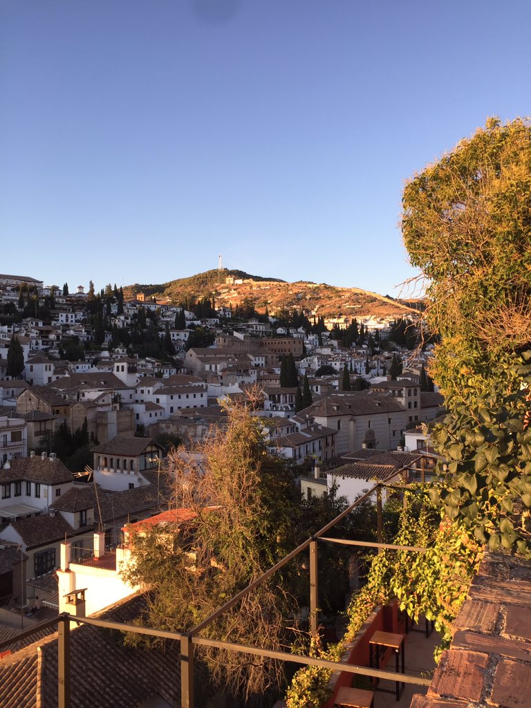 carloseando's tweet photo. Estoy viendo las fotos que hice en Granada y os juro que esta ciudad no necesita filtros. Tiene un gran encanto y es preciosa tal y como es, con sus calles estrechas, sus cuestas empedradas y sus Cármenes. No sabía que era posible enamorarse de una ciudad hasta que pisé Granada. https://t.co/RU6k49bdF9