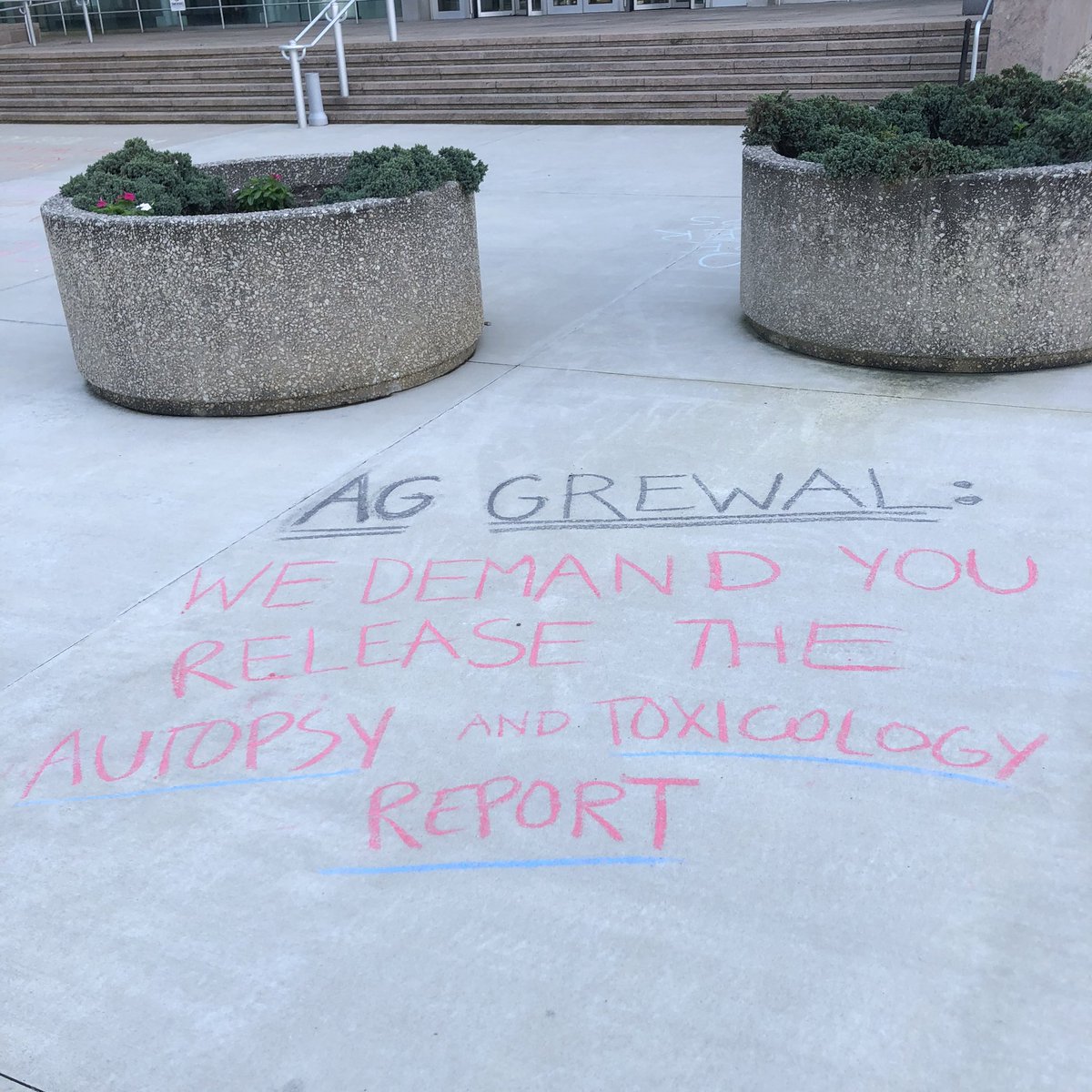 CentralNJDSA's tweet photo. Edison 4 Racial Justice, @mercerabolition, Trenton Student Voice Power Movement &amp; Central Jersey DSA marched in Trenton to demand @NewJerseyOAG &amp; @GovMurphy release all evidence involved in Maurice Gordon’s case. https://t.co/oKCPfogiPA