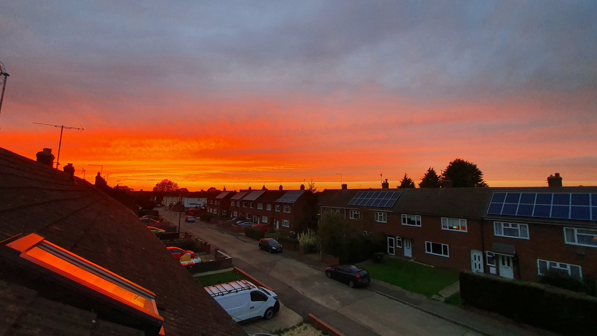 mickyclark11's tweet photo. Skies of Stanground tonight @peterboroughtel @PTdavidlowndes2 @BBCLookEast https://t.co/zntBQ1tR2e
