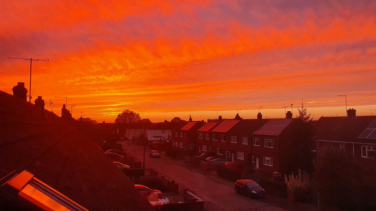 mickyclark11's tweet photo. Skies of Stanground tonight @peterboroughtel @PTdavidlowndes2 @BBCLookEast https://t.co/zntBQ1tR2e