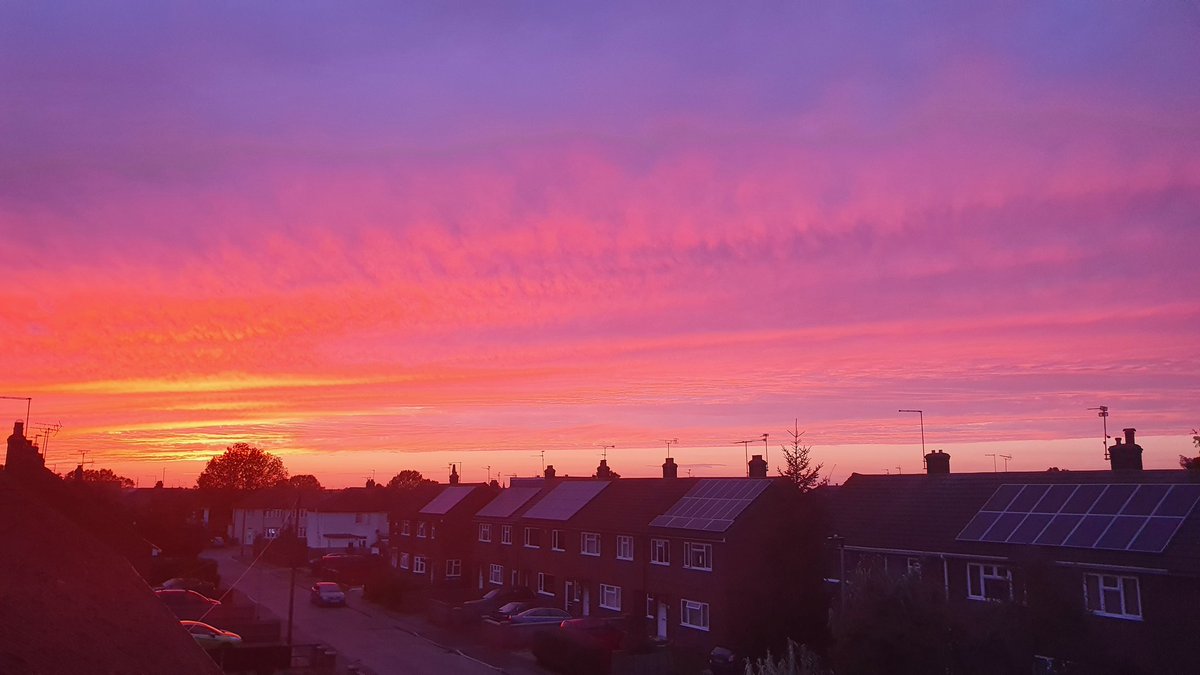 mickyclark11's tweet photo. Skies of Stanground tonight @peterboroughtel @PTdavidlowndes2 @BBCLookEast https://t.co/zntBQ1tR2e