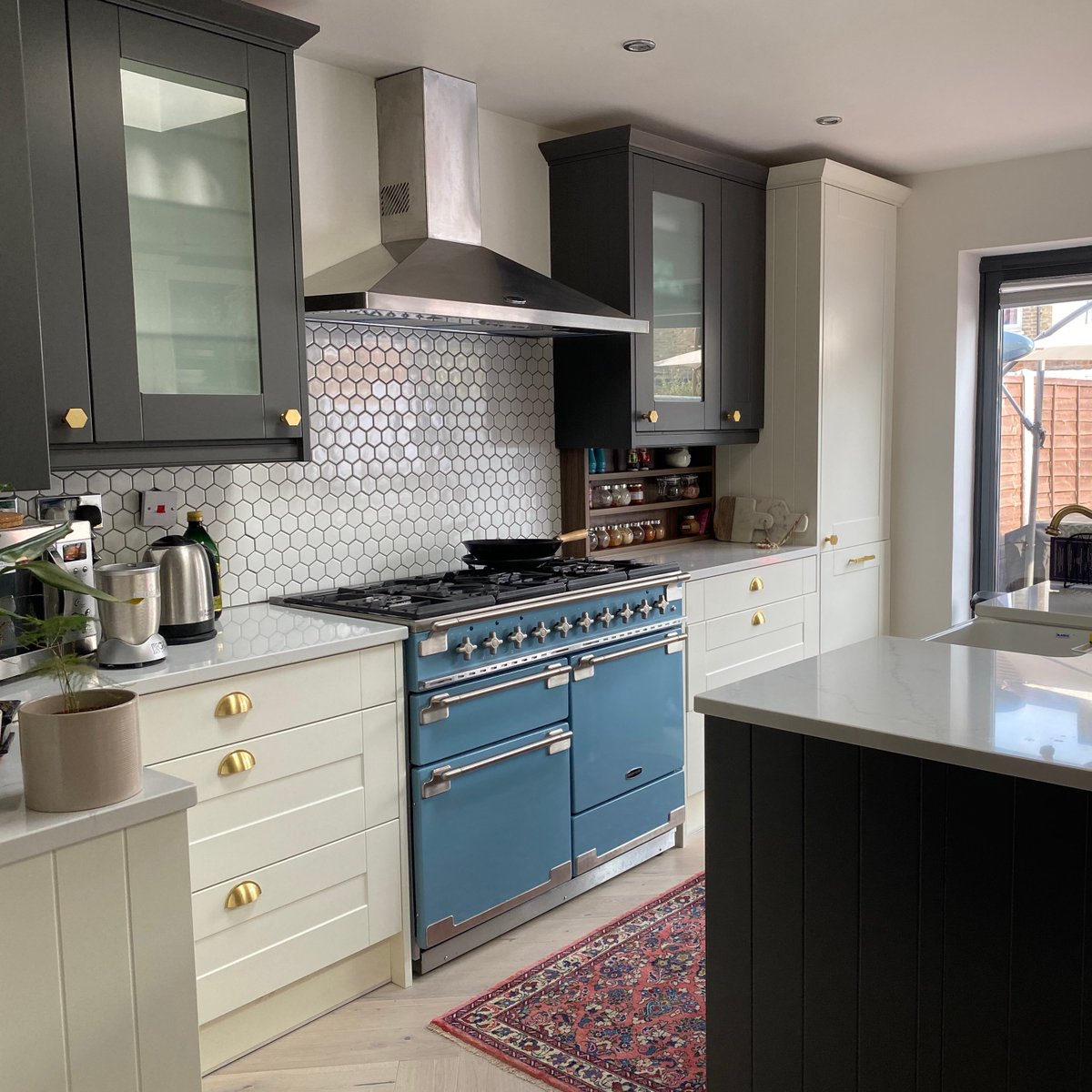 Pushkahome's tweet image. A great way to mix it up a little in your kitchen is by using a few different styles of handles all in the same finish. Shown here in @love_always_alice home.

#pushkhome #pushkahandles #goldknobs #goldhandles