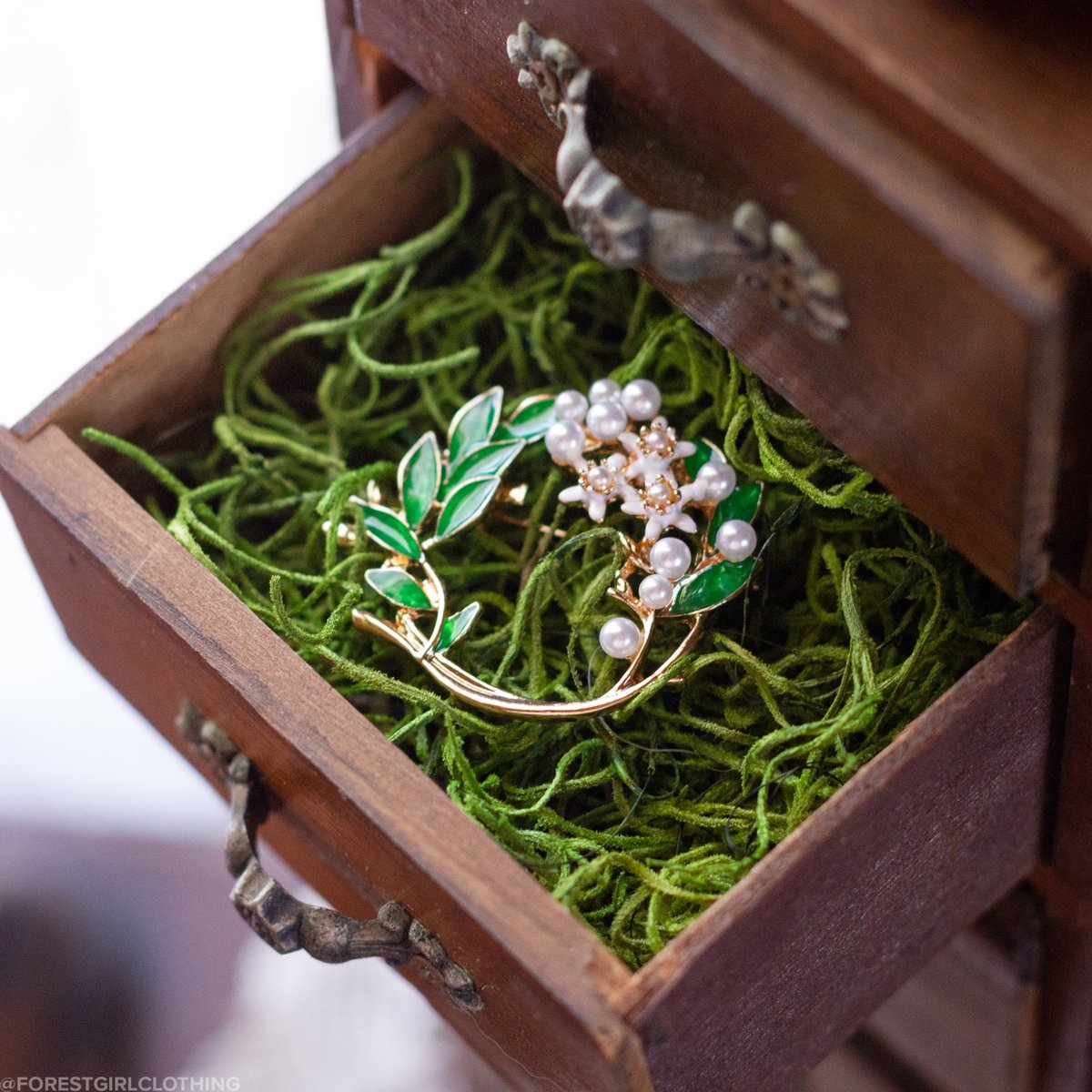 forestgirlco's tweet photo. It's Friday! You know what that means~ new treasures are here🌿
https://t.co/vQP4AHqFrZ 🐦🦌💮
#jewelry #morikei #morigirl #forestgirl #vintageinspired #uniquetreasures #inspiredbynature https://t.co/ntqdpYSf97