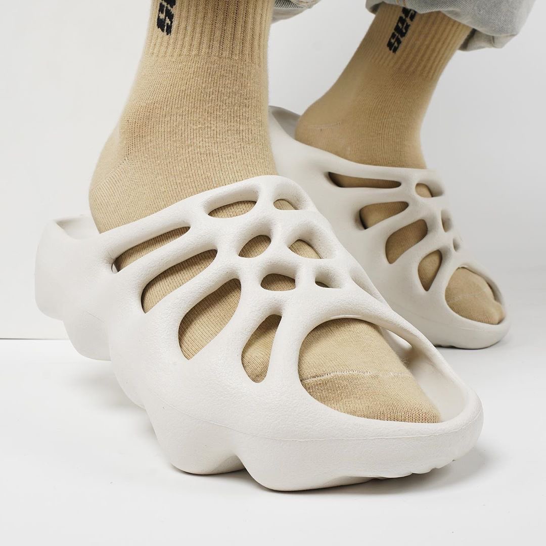 snkr_twitr's tweet photo. Early look at the Yeezy 450 Slide ‘Ophani’

First thought upon seeing https://t.co/LxzumwGU9o