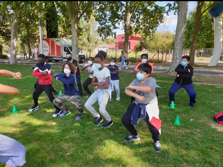 NevelingIngrid's tweet photo. Haka du collège Suzanne Lacore #semainedintegration #19eme #paris #yeahbaby #cestlarentrée #lavillette https://t.co/g1Kn76kAQT