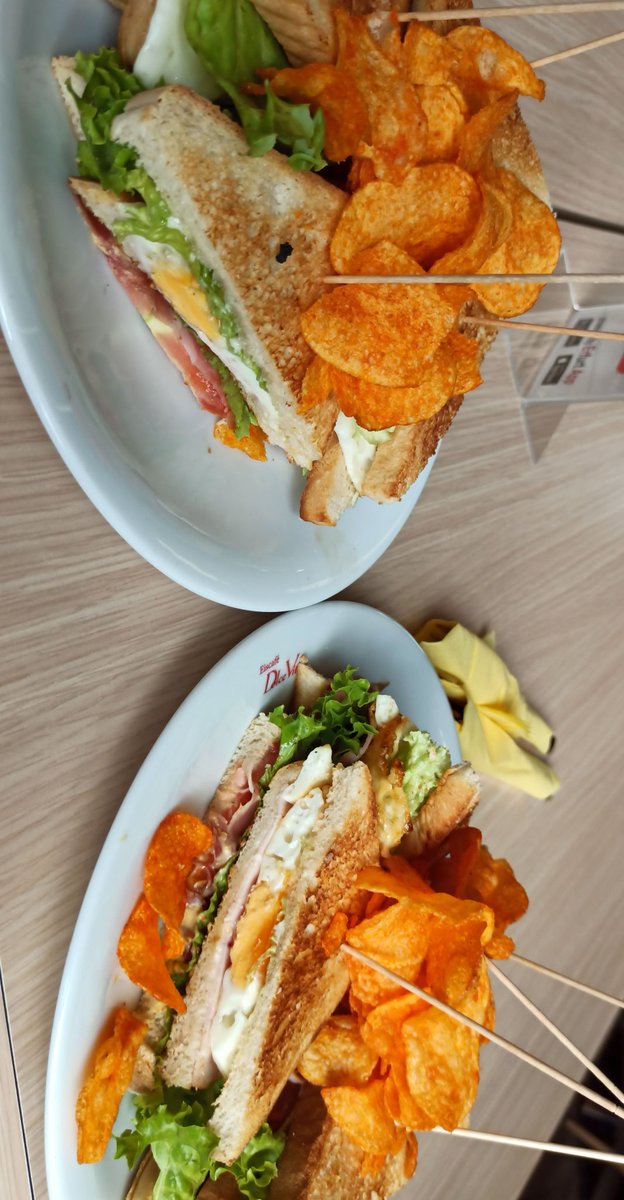 MariusCC1's tweet photo. Wollte nur kurz mein 16Uhr Mittag zu mir nehmen, da kommt irgendein fremder weirdo ( @Konrad_Hrmn ) und versucht mir meine doppelte Portion Clubhaus-Sandwiches zu klauen :( https://t.co/5bdHL0aNek