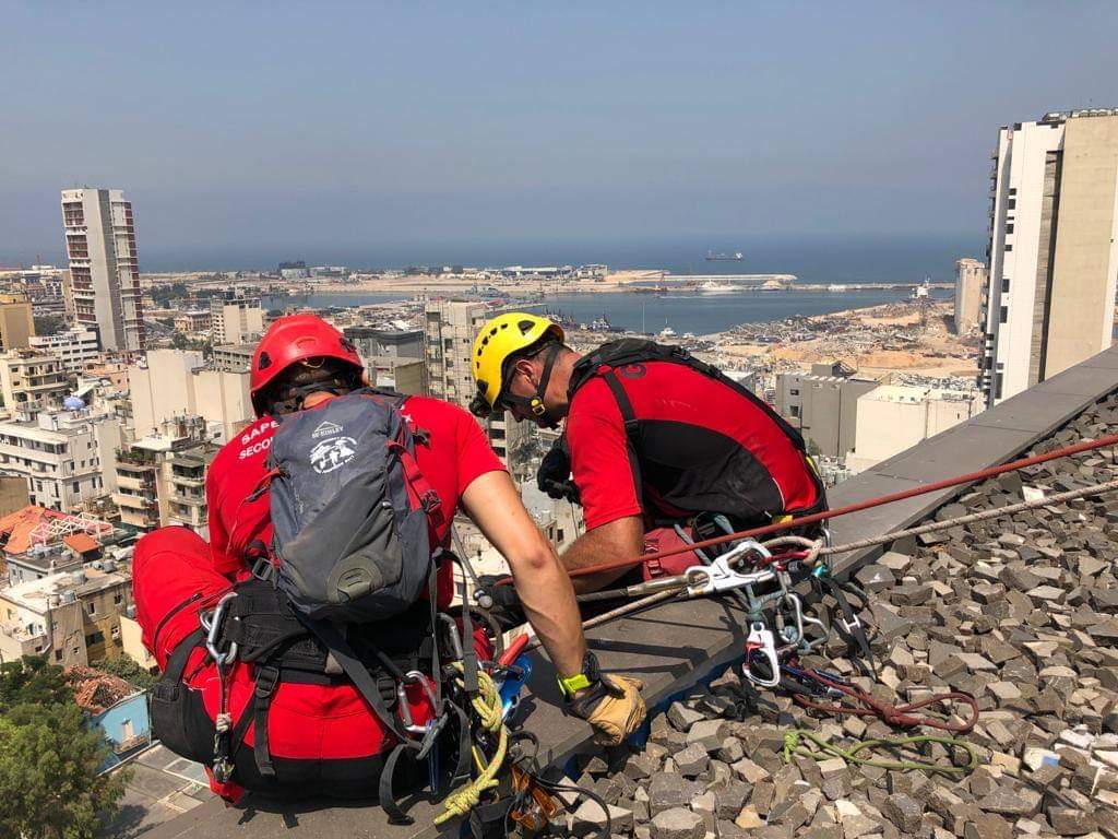 AmbaFranceLiban's tweet photo. A la demande des Sapeurs-Pompiers de #Beyrouth, 10 pompiers 🇫🇷 de la région @iledefrance &amp; spécialisés dans les interventions en hauteur, sont venus au #Liban pour aider leurs homologues à contribuer à réduire les risques liés aux objets menaçant de tomber. https://t.co/X9aBv6rJKA