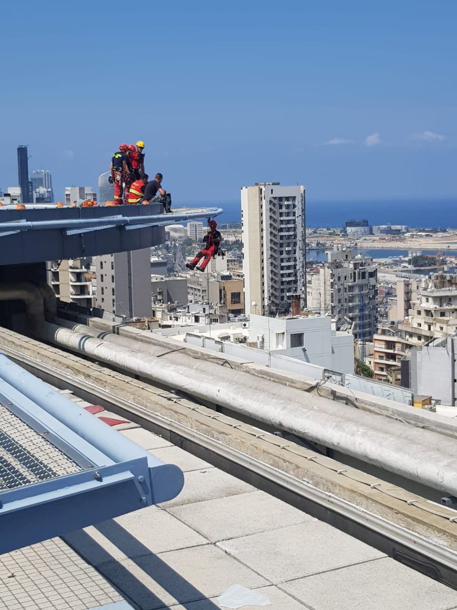 AmbaFranceLiban's tweet photo. A la demande des Sapeurs-Pompiers de #Beyrouth, 10 pompiers 🇫🇷 de la région @iledefrance &amp; spécialisés dans les interventions en hauteur, sont venus au #Liban pour aider leurs homologues à contribuer à réduire les risques liés aux objets menaçant de tomber. https://t.co/X9aBv6rJKA