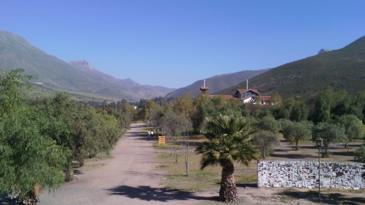 KAracena2's tweet photo. Los Andes, Chile // Santuario de Santa Teresa. 
Enorme terreno para disfrutar de la paz y tranquilidad #SantaTeresadeLosAndes #Chile #Silencio https://t.co/rEK6R2HdE8