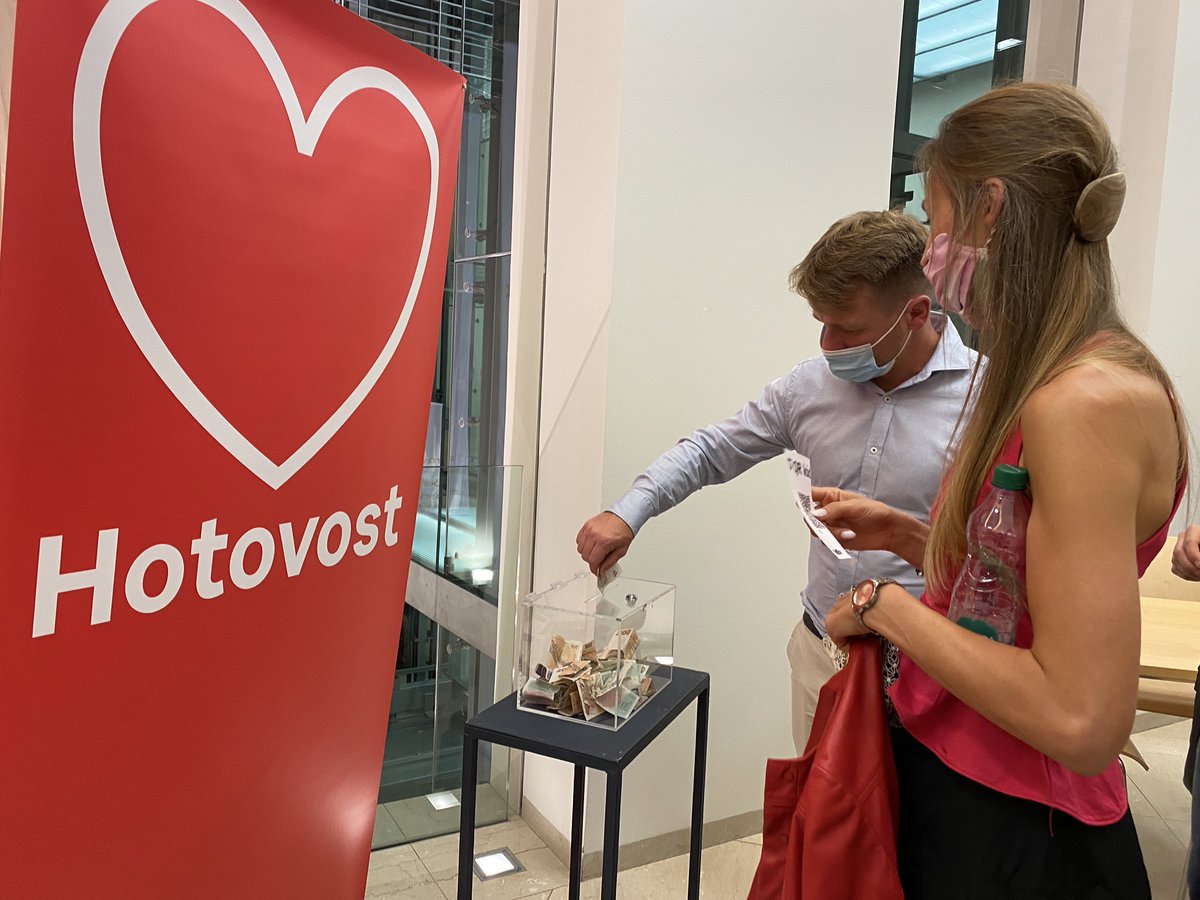 Petru_CT's tweet photo. Místo vstupného odchodné. @ndbrno spustilo kampaň Kultura má cenu. Diváci si mohli na zářijová představení v Redutě koupit vstupenky za 1 Kč, zbytek doplatí při odchodu podle svého uvážení. Představu o tom, kolik stojí jedna inscenace, si udělají díky informačním panelům ve foyer https://t.co/65bRhxe71o