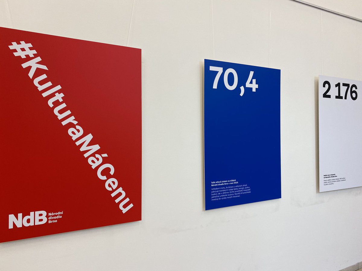 Petru_CT's tweet photo. Místo vstupného odchodné. @ndbrno spustilo kampaň Kultura má cenu. Diváci si mohli na zářijová představení v Redutě koupit vstupenky za 1 Kč, zbytek doplatí při odchodu podle svého uvážení. Představu o tom, kolik stojí jedna inscenace, si udělají díky informačním panelům ve foyer https://t.co/65bRhxe71o