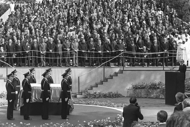 Y Tito había logrado cierta estabilidad en una región convulsionada. El problema, claro, era que lo que Tito logró, su muerte lo deshizo. A partir de 1980 comenzaron a resurgir los nacionalismos en cada una de las regiones y era cuestión de tiempo para el estallido interno.