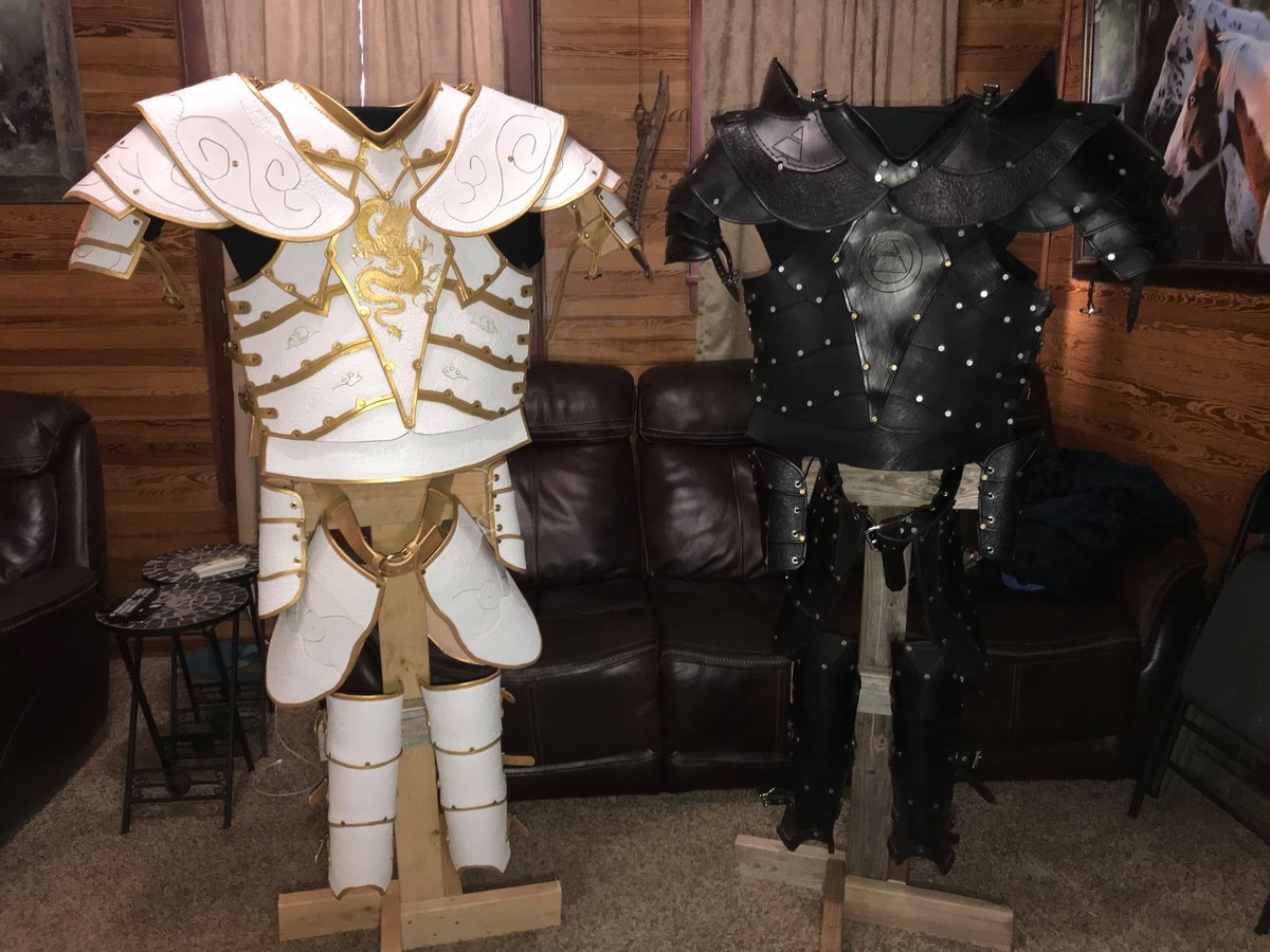 WazzaMouse's tweet photo. Finished up two sets of leather armor and here is the side by side. Lot of work! #leathercraft https://t.co/vxAPGbMePI