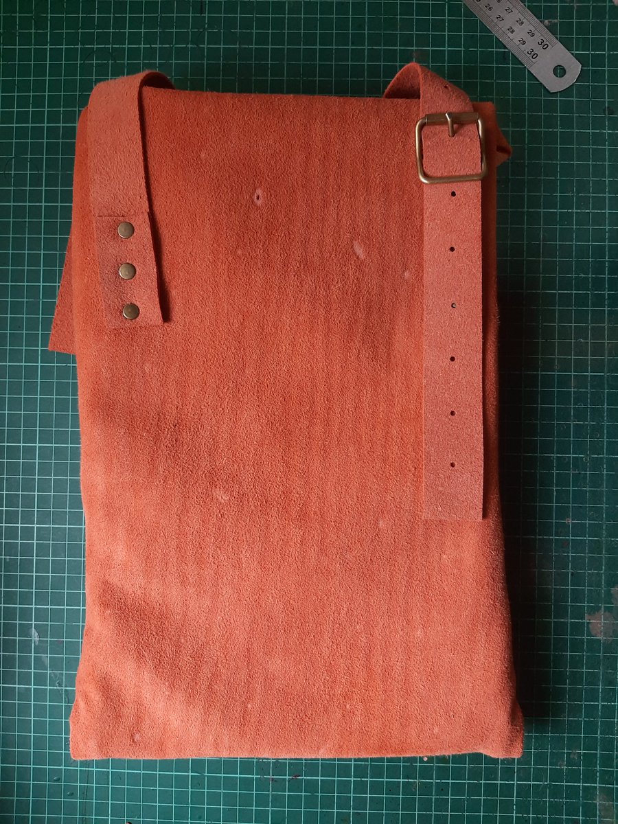 valmiksoni's tweet photo. #artisanmade #handmade #handstitched #builttolast #makersgonnamake #allnatural #sustainable #leatherworkshop #Namibia #Africanartist #offcutleather #recycleleather #colorful https://t.co/4mPEx5rsEy