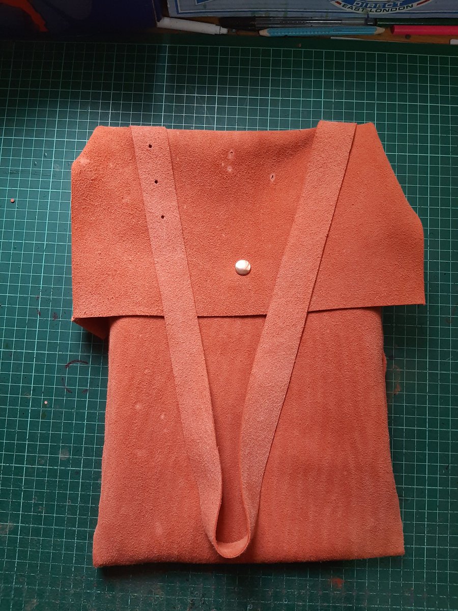 valmiksoni's tweet photo. #artisanmade #handmade #handstitched #builttolast #makersgonnamake #allnatural #sustainable #leatherworkshop #Namibia #Africanartist #offcutleather #recycleleather #colorful https://t.co/4mPEx5rsEy
