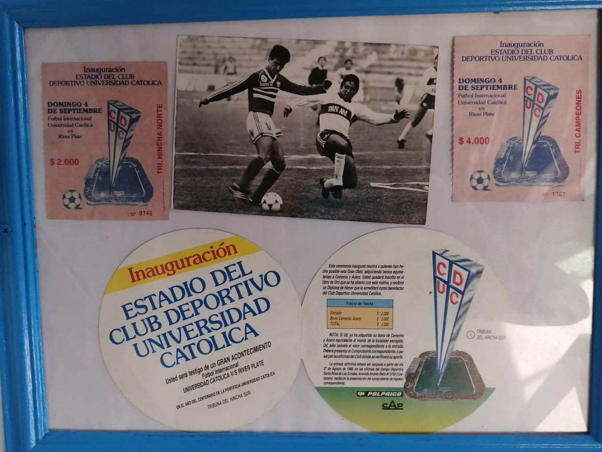 Cruzados's tweet photo. ¡Comparte tu recuerdo y cariño en estos #32AñosSanCarlos! 💙

El crack coleccionista UC Diego Urzúa (en Instagram @Museonobleambicion_UC) nos compartió algunas 📸 de aquel inolvidable 4 de septiembre de 1988, el día de la inauguración de nuestro estadio 🏟 https://t.co/HZQjLBrTxu