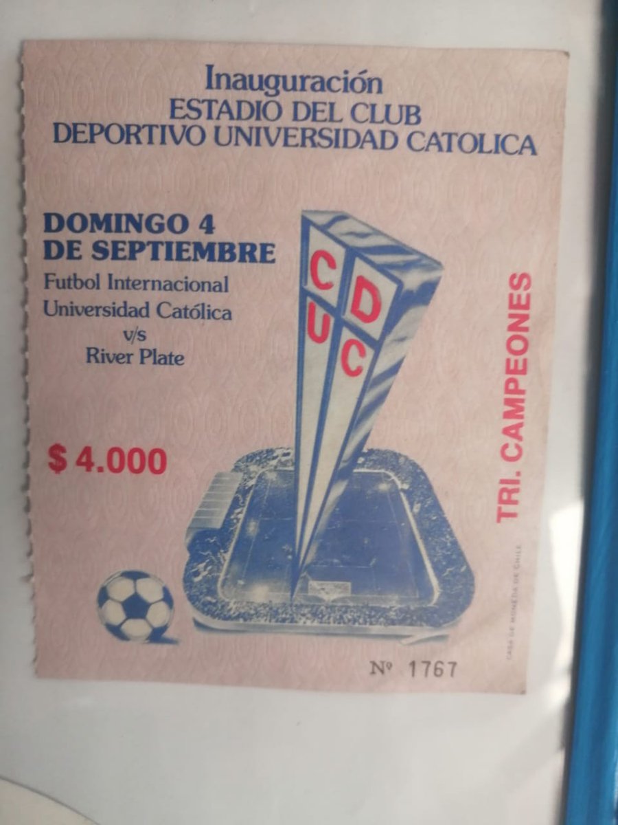Cruzados's tweet photo. ¡Comparte tu recuerdo y cariño en estos #32AñosSanCarlos! 💙

El crack coleccionista UC Diego Urzúa (en Instagram @Museonobleambicion_UC) nos compartió algunas 📸 de aquel inolvidable 4 de septiembre de 1988, el día de la inauguración de nuestro estadio 🏟 https://t.co/HZQjLBrTxu