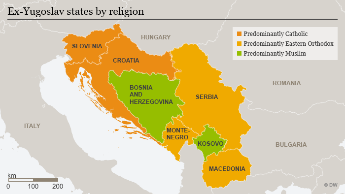 Los Croatas, entre sus particularidades, son católicos. Los serbios, por otro lado, cristianos ortodoxos. Y los bosnios en su mayoría musulmanes. Comparten entre ellos muchas cosas, pero también tienen muchas diferencias.Esas tensiones siempre están presentes.