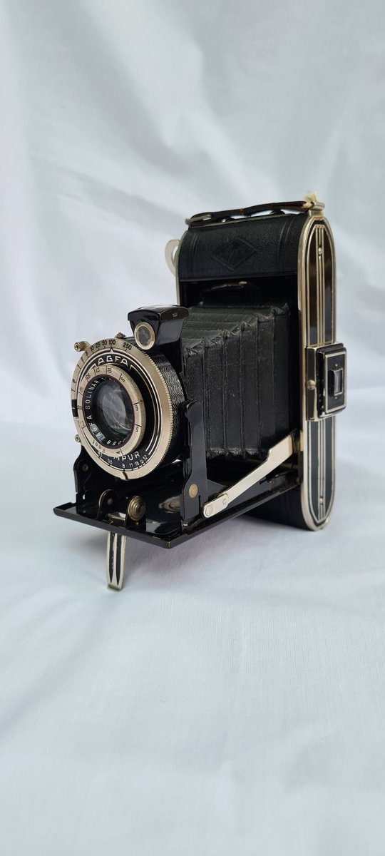 johnbateman54's tweet photo. My favourite inspirational camera!
The original Art Deco Agfa Billy Compur 120 format camera. Made in Germany between 1934/1942.
#oldcameras
#vintagecameras
#artdeco https://t.co/RS15Xmv90u