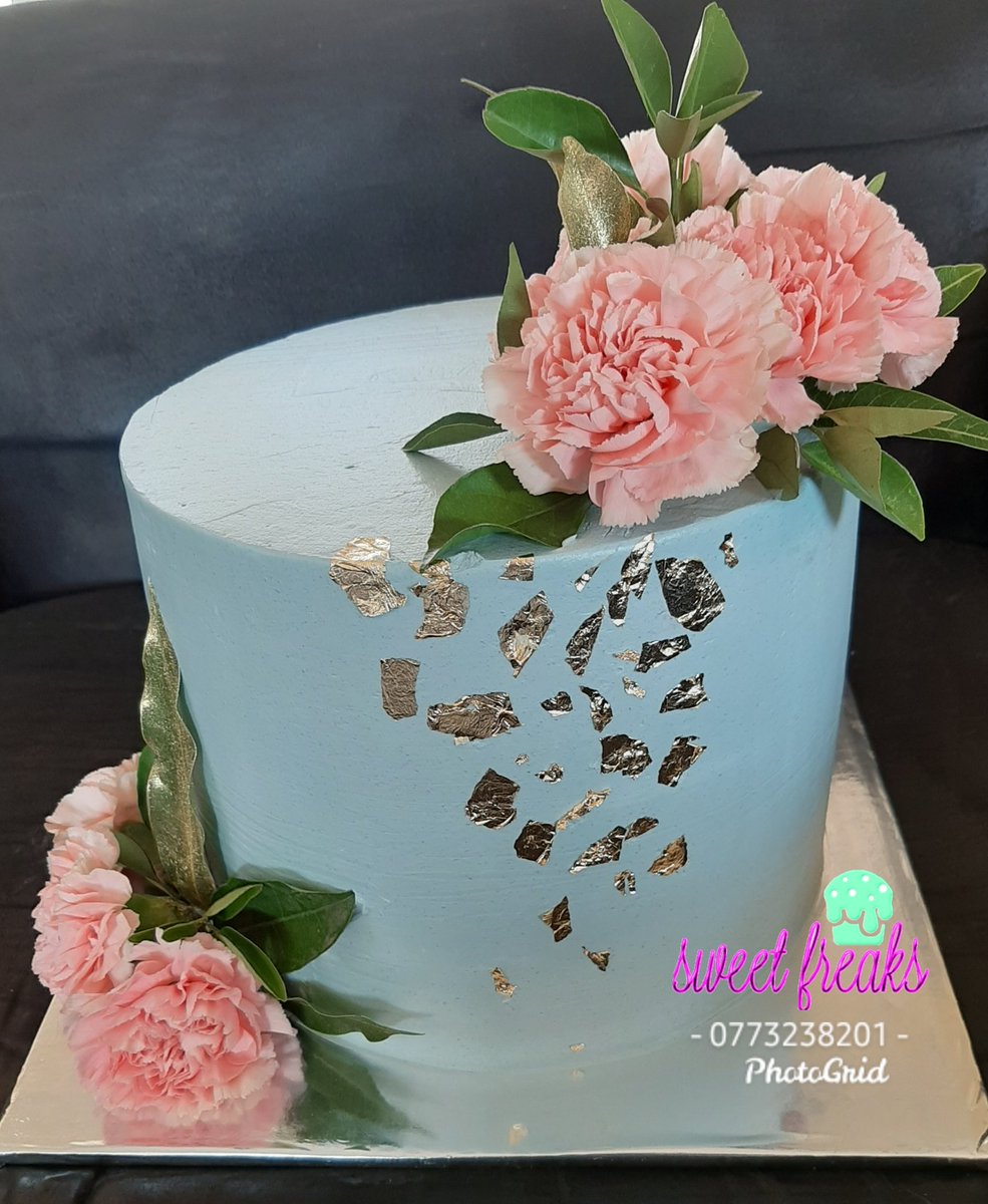 Sweet_Freaks's tweet photo. 44 whole years of marriage and I can't think of a yummier way to help them celebrate. Red velvet cake with fresh cream frosting 😋😋 #Twimbos #cakeit #makeke https://t.co/aB8gfvq6KY