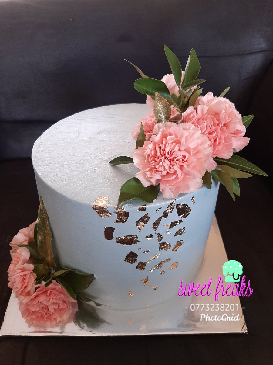 Sweet_Freaks's tweet photo. 44 whole years of marriage and I can't think of a yummier way to help them celebrate. Red velvet cake with fresh cream frosting 😋😋 #Twimbos #cakeit #makeke https://t.co/aB8gfvq6KY