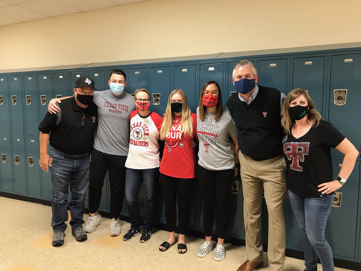 Texas Tech is well represented for #KISDCollegeColors day at TSMS. #Wreckem @jbarrettTSMS <a href="/aguillon_alyssa/">AAguillon</a> <a href="/TSMSKeller/">Trinity Springs MS</a>