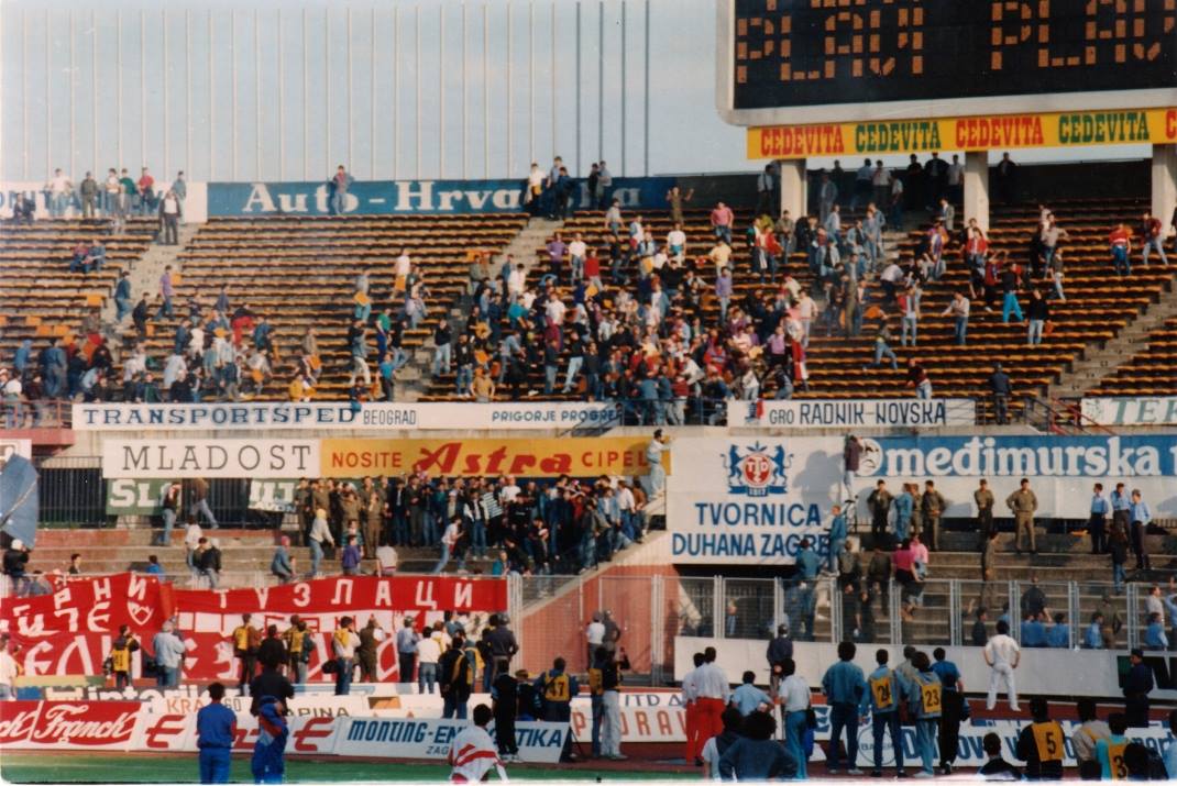 Quizás el hecho mas conocido sea la llamada "Batalla de Maksimir". El 13 de Mayo de 1990, cuando Yugoslavia ya estaba próxima a caer y sólo faltaba la chispa que termine de encender todo, se enfrentaron en Belgrado el Estrella Roja contra el Dinamo Zagreb.