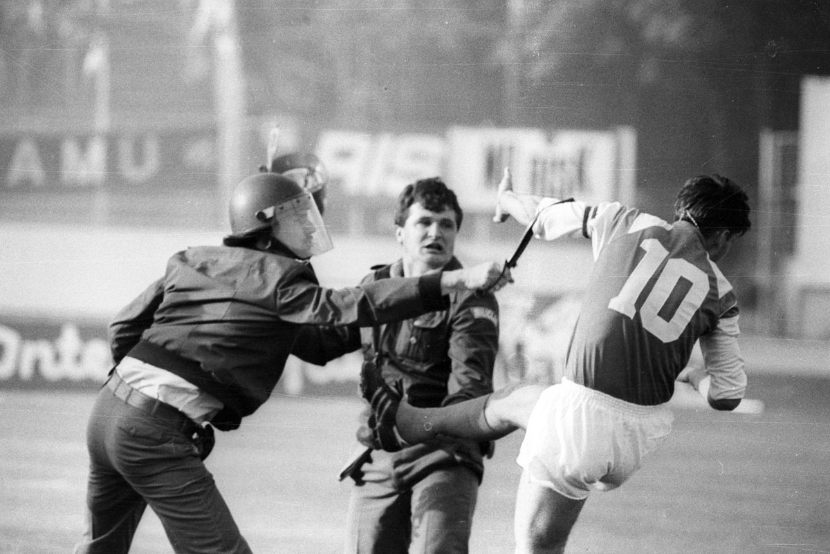 Volvemos. Lo mas icónico de esa "batalla" es la patada del capitán del Dinamo, Zvonimir Boban, a un oficial de seguridad. "Aquí estaba, una figura pública dispuesta a sacrificar su vida, su fama y su carrera por un ideal: La causa croata" dijo luego Boban.