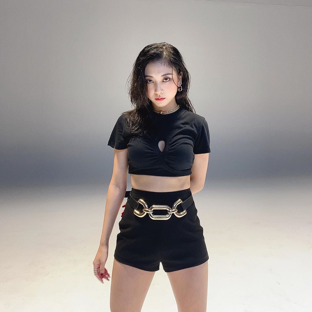 CLC_rp's tweet photo. [#승연] cheshire!! thank you for all your support (12m views under helicopter in really short time got me really shocked), we're gonna work harder for yall<3 https://t.co/3u9rK3CkI3
