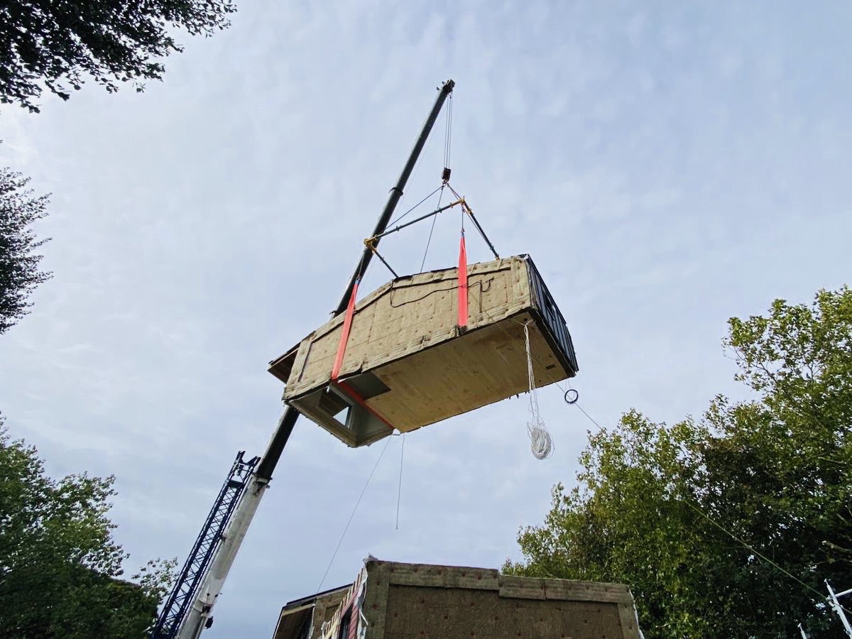 ZEDpods's tweet photo. Great progress on site, modules are going in according to the lifting plan, great to see everyone’s hard work paying off. @BristolCouncil @Bristol_HF @YMCABristol #Bristol #affordablehousing #zerocarbon #modularhome https://t.co/HIjs1ti2C9