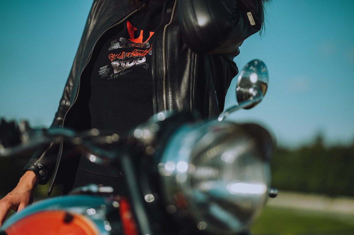 Sweat Shirt MILANO LADY | An original sweatshirt for the girls who dedicate their lives to motorcycles. The graphics on the front are sure to be noticed by all. The combination of different technologies grabs the attention, just like girls on bikes do.
psihubik.cz/en/sweat-shirt…