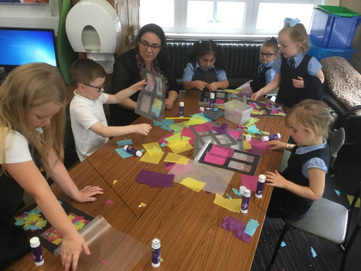 MrBThorntree's tweet photo. Our classroom windows have never looked so nice thanks to the new stained glass windows our lovely little learners made! https://t.co/ObDVgXVifK