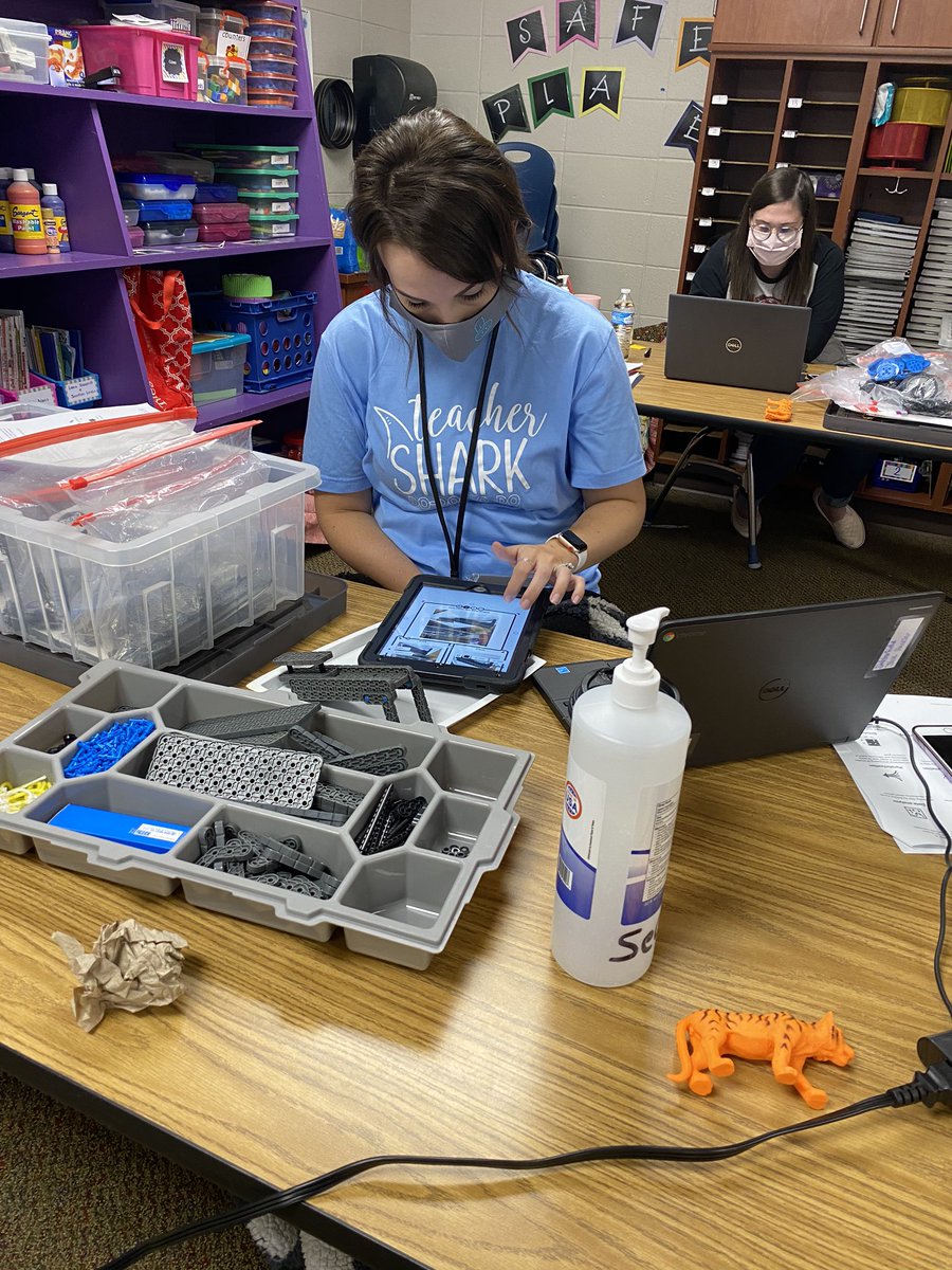 SeqElem's tweet photo. New teachers to RSD elementary schools are actively learning about Project Lead The Way today. The future for RSD looks very positive based on the professionalism displayed by this group! #rsdproud https://t.co/OGtAPgMQiB