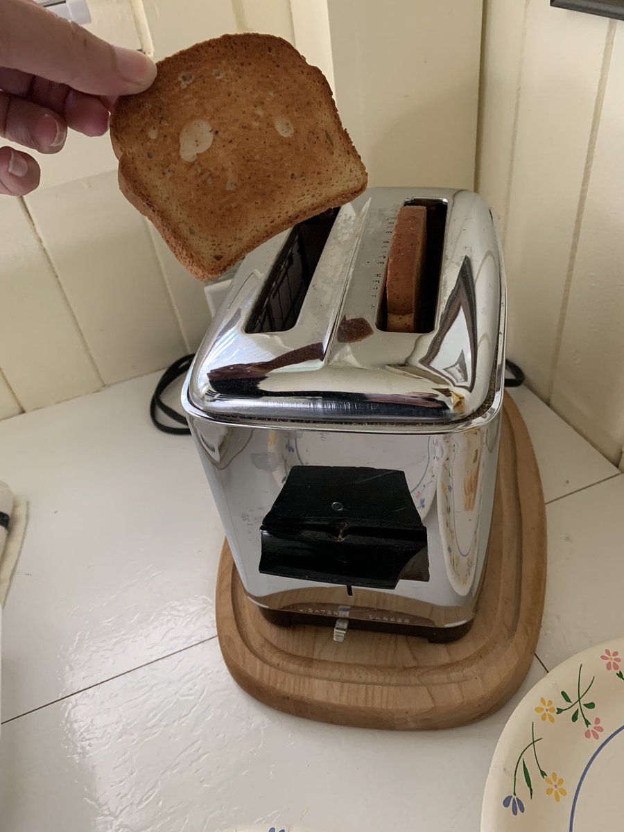 thisprairiegirl's tweet photo. There is a very old, very decidedly UNfancy toaster at our cabin that toasts bread to absolute perfection. No dials. No buttons. No settings. One lever. No second push down. They don’t make em like that anymore. #perfecttoast https://t.co/DWShGxQ8ch