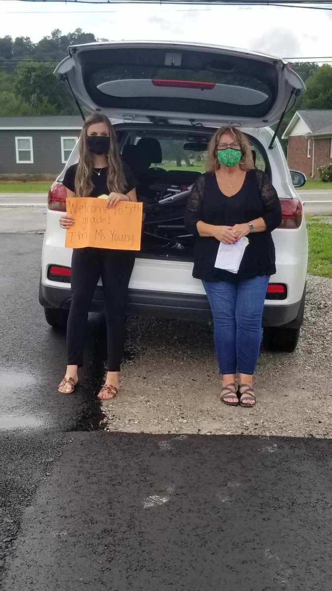 PutnamWVSchools's tweet photo. Our PCS school staff are hard at work, thinking of creative ways to welcome new students to their schools! Yesterday, Buffalo Elementary hosted a “Meet the Teacher” drive-through parking lot parade at BES! 💙🐃💛

#BESLeaders
#Back2SchoolPCS
#PutnamProud https://t.co/BtWM7clD1c