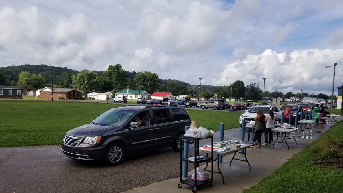 PutnamWVSchools's tweet photo. Our PCS school staff are hard at work, thinking of creative ways to welcome new students to their schools! Yesterday, Buffalo Elementary hosted a “Meet the Teacher” drive-through parking lot parade at BES! 💙🐃💛

#BESLeaders
#Back2SchoolPCS
#PutnamProud https://t.co/BtWM7clD1c
