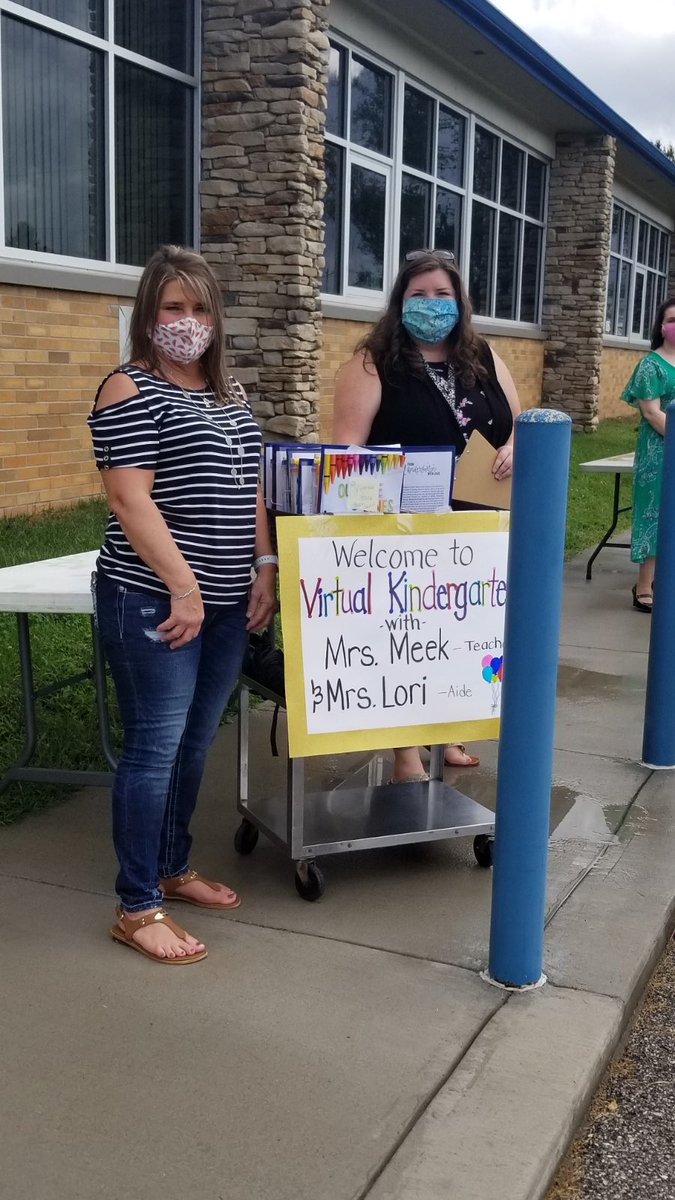 PutnamWVSchools's tweet photo. Our PCS school staff are hard at work, thinking of creative ways to welcome new students to their schools! Yesterday, Buffalo Elementary hosted a “Meet the Teacher” drive-through parking lot parade at BES! 💙🐃💛

#BESLeaders
#Back2SchoolPCS
#PutnamProud https://t.co/BtWM7clD1c