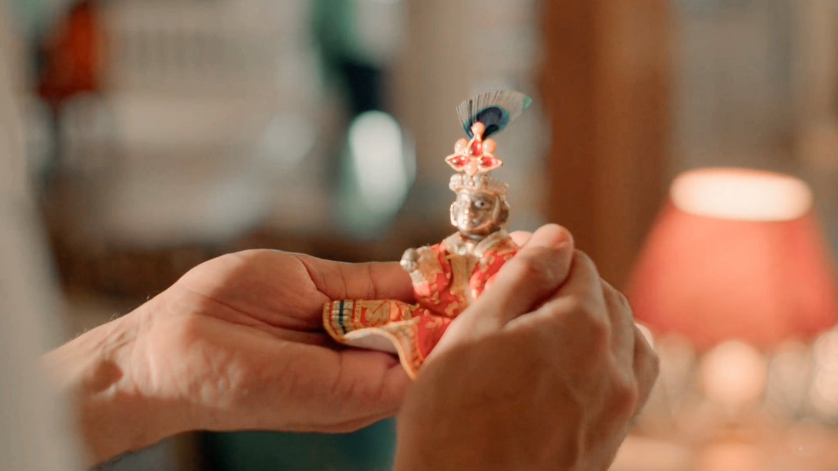 express oneself. Right now Abir is in the middle of a deep sea from where he can see no sign of a shore nearby. The little Baal Gopal reminds him of his unfulfilled dream which has been crushed heartlessly by fate. (2/6) #YehRishteyHainPyaarKe  #ShaheerSheikh