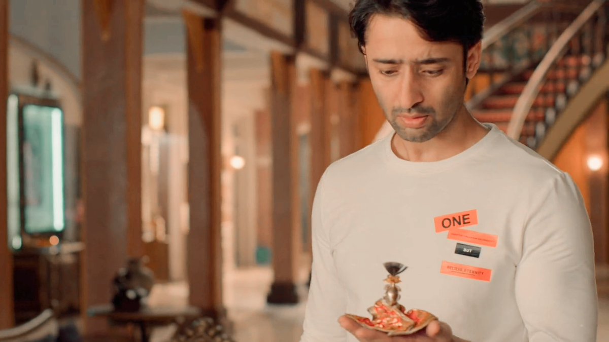 There's this unbating fire burning within him which neither has smoke nor spark. Yet, it has been breaking him by bits and pieces every passing minute. Kanha Ji has been his partner ever since he was a child.(3/6) #YehRishteyHainPyaarKe  #ShaheerSheikh