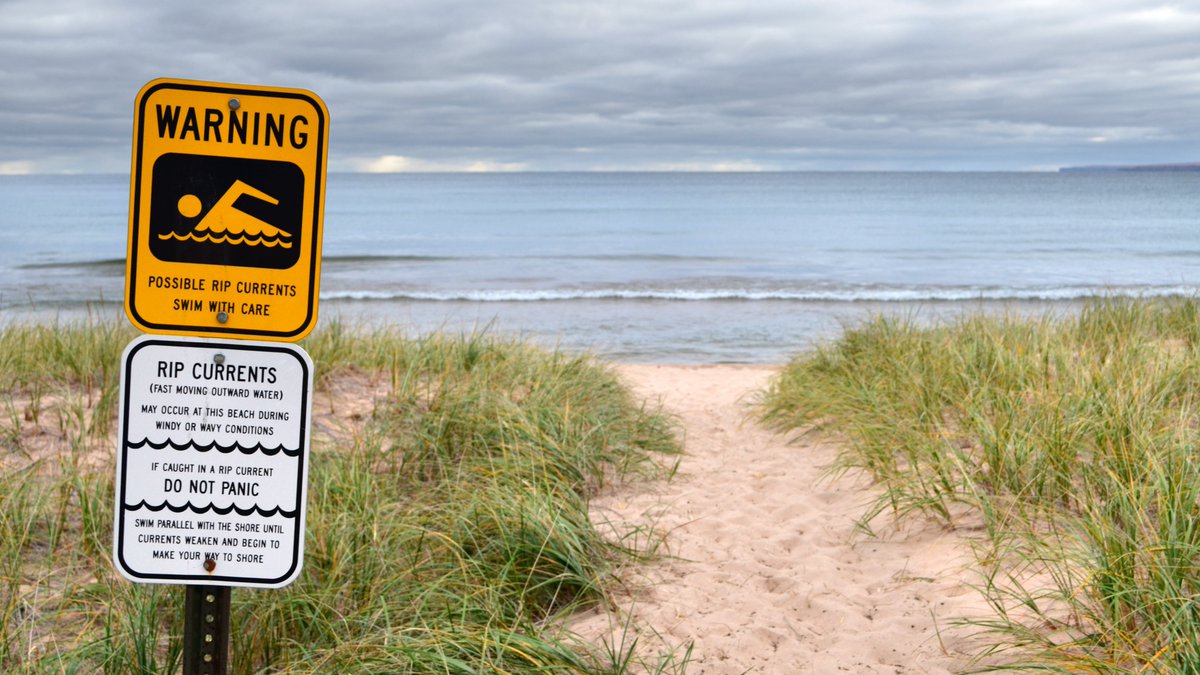 SeaGrant's tweet photo. As you spend time outside this #LaborDay weekend, don’t forget to be safe! Review Sea Grant’s tips for safe summer fun while boating, kayaking and swimming: https://t.co/XsLl9raLF6 #SGSafetyFirst https://t.co/PJ8b7frIfZ