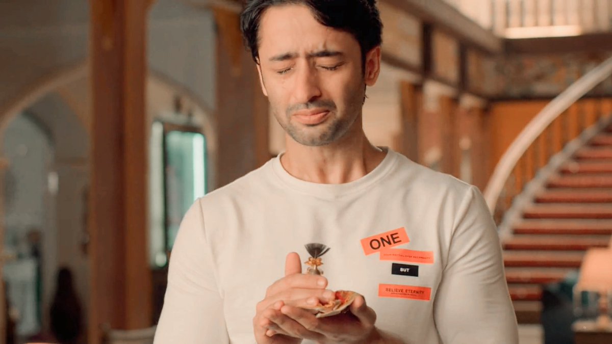 His fate? His life? Or his partner who yet again snatched away the only rope of hope he was holding onto in life.(6/6) #YehRishteyHainPyaarKe  #ShaheerSheikh