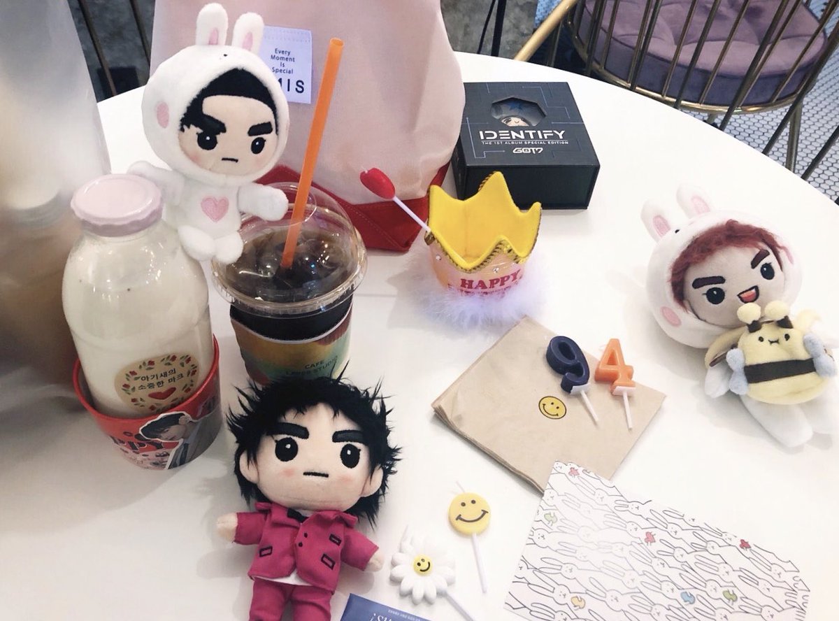 honeybee_70422's tweet photo. 사람이 많아서 두번째 가서야 터리랑 겨우 몇컷 찍어온🥺!!! 핑크핑크하게 마크마크한 레이어 스튜디오🐰🍓💓 감사합니다😭 @happy9394day 
#GOT7 #갓세븐 #MarkTuan #마크

#아가새의소중한마크_생일축하해
#ForeverWithMarkTuanDay @marktuan https://t.co/aPdBVOvYsg