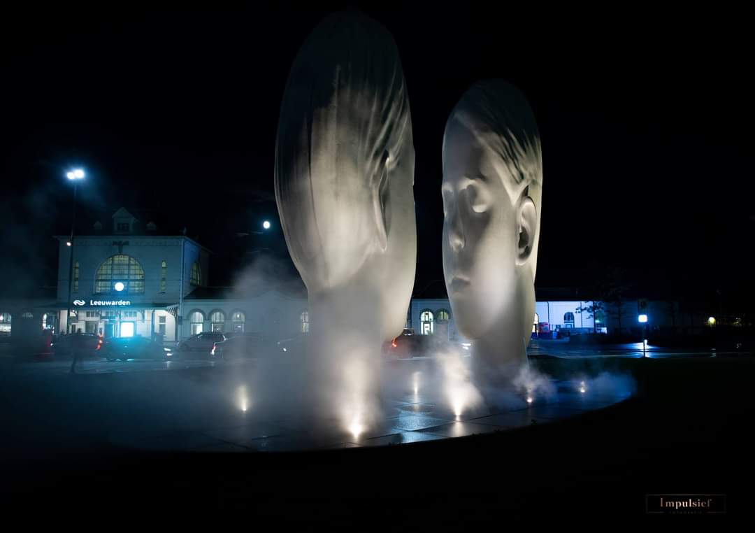 impulsief's tweet photo. *Mist fontein ,stationsplein
Met als achtergrond het station. Fotografie 
#leeuwarden
 #leeuwarden2018 #leeuwarderhelden #leeuwardenstad #leeuwardercourant #leeuwardencity #leeuwarden_friesland_2018  #leeuwardenfryslân2018 #leeuwardenprojections #visitleeuwarden #omropfryslan https://t.co/wYGE3JmKfa