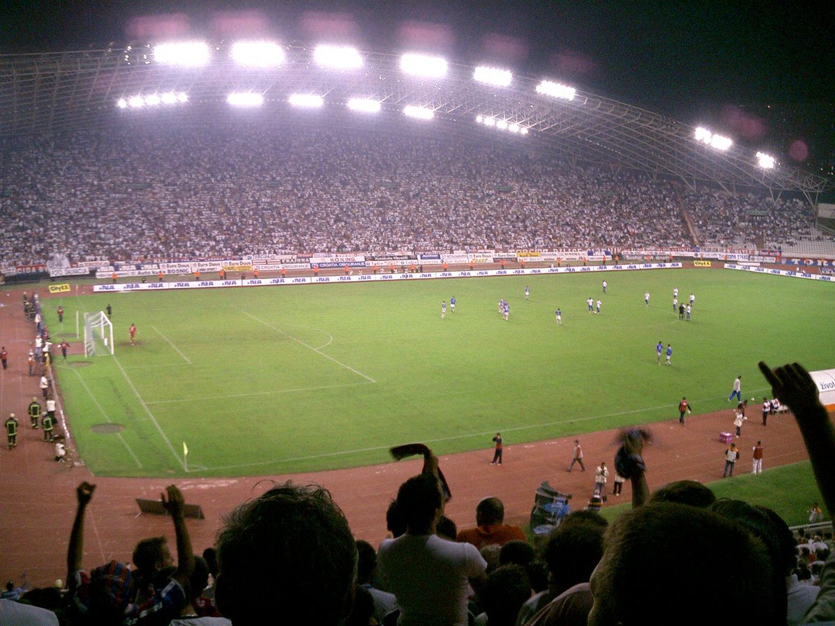 El clásico entre el Dinamo Zagreb y el Hajduk Split es mas que eso. Ahí también se juegan los conflictos internos. Si bien solemos pensar a Croacia en relación al resto de los balcanes, hacia adentro las cosas no son homogéneas. El sur contra el norte es un factor de pelea.