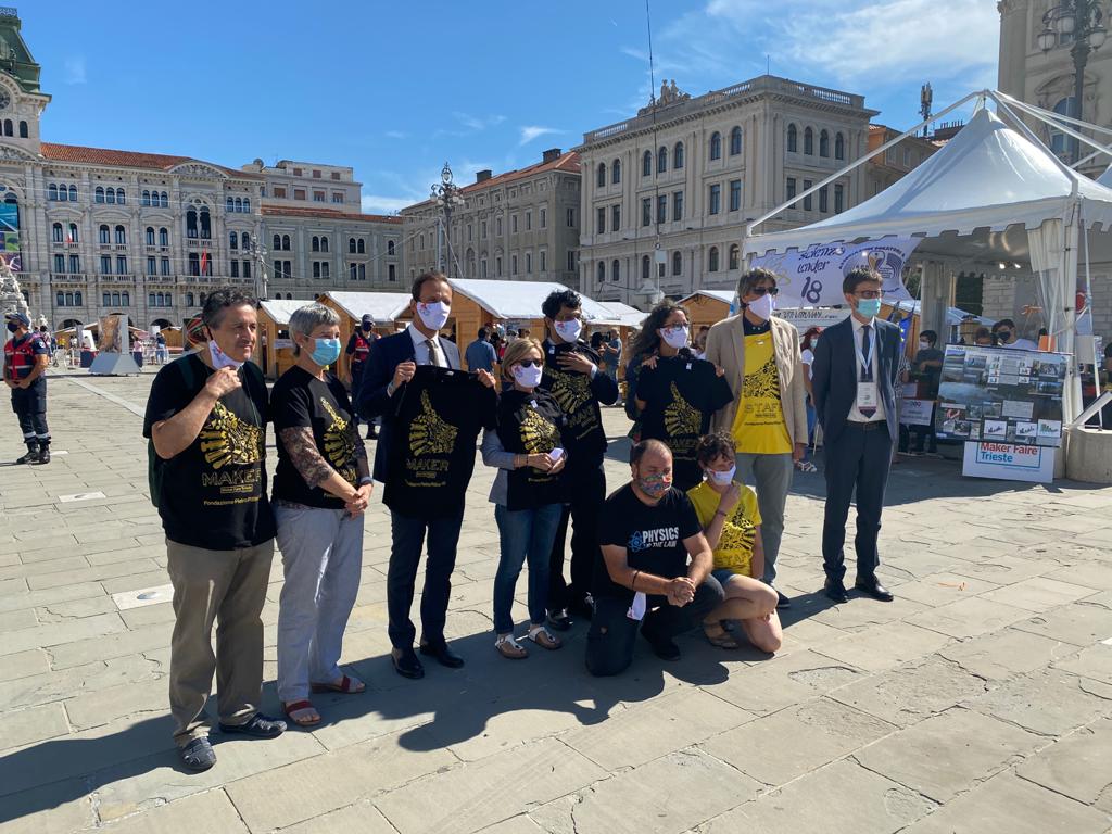 staff_M_Fedriga's tweet photo. 🤖 Con #WallE e #Johnny5 all'inaugurazione di Maker Faire Trieste la festa dei #maker che affascina grandi e piccini per due giorni pieni di scienza, tecnologia, creatività e tanto divertimento per tutte le età! 😊
#MakerFaireTrieste #TSMMF #MFTS2020 #ScienceInTheCityFestival https://t.co/RZgOTpnnEe