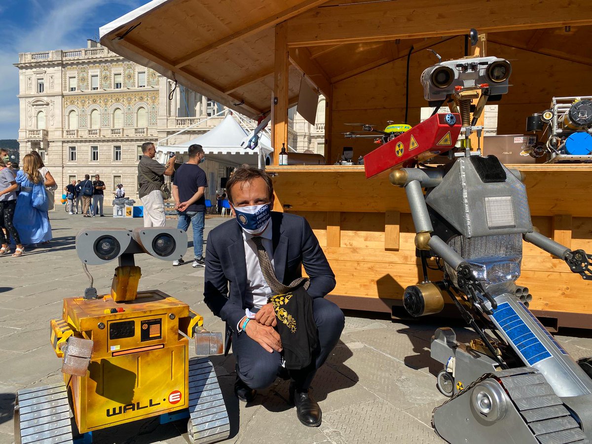staff_M_Fedriga's tweet photo. 🤖 Con #WallE e #Johnny5 all'inaugurazione di Maker Faire Trieste la festa dei #maker che affascina grandi e piccini per due giorni pieni di scienza, tecnologia, creatività e tanto divertimento per tutte le età! 😊
#MakerFaireTrieste #TSMMF #MFTS2020 #ScienceInTheCityFestival https://t.co/RZgOTpnnEe